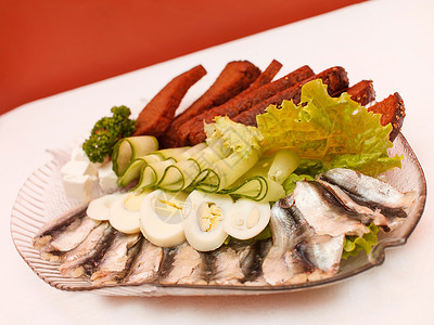俄罗斯开胃菜香菜黄瓜乳酪鲱鱼黑色面包食物新鲜的高清图片素材