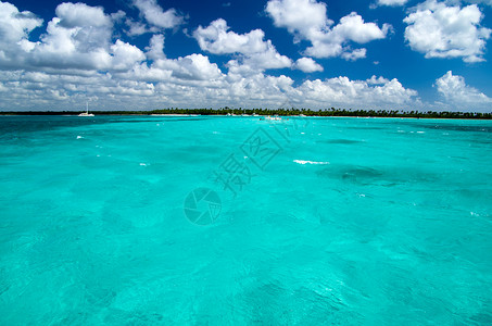 热带海洋晴天海浪蓝色假期天空白色天气旅游海岸风景背景图片