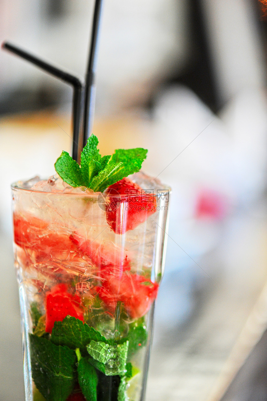 草莓莫希托鸡尾酒糖浆玻璃果汁叶子柠檬液体食物薄荷反射饮料图片