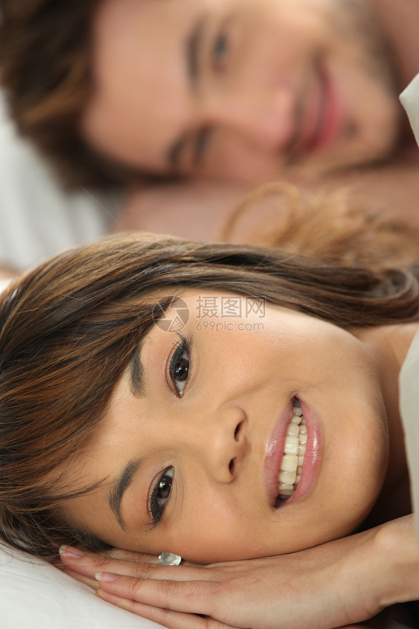 床上的年轻夫妇感情男朋友卧室女士夫妻男人头发家庭男性女朋友图片