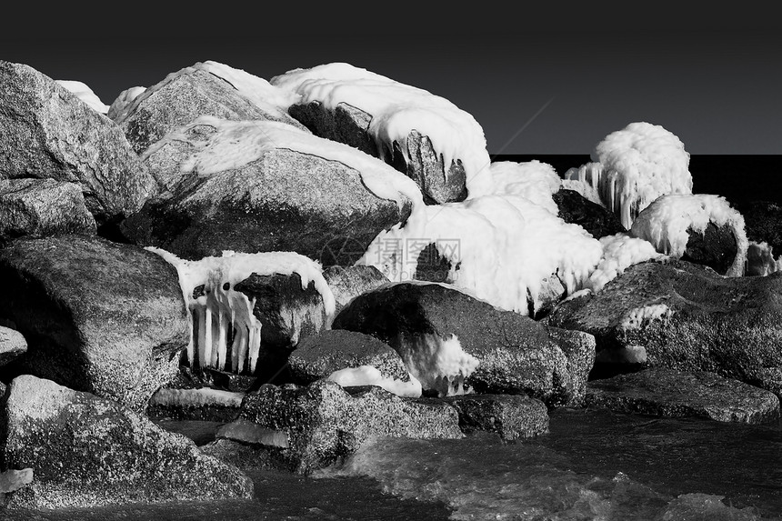 海洋中的雪和冰冰岩石 黑白图片