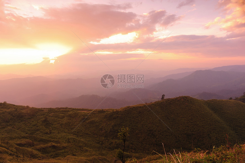 山丘的日落景色图片