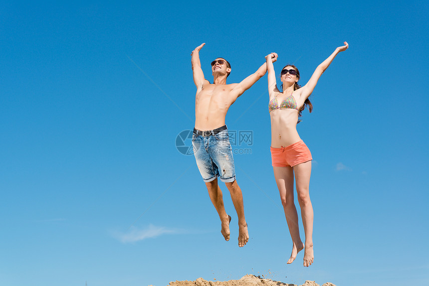 年轻夫妇一起跳跃男人夫妻成人行动朋友们女士天空胜利成功场地图片