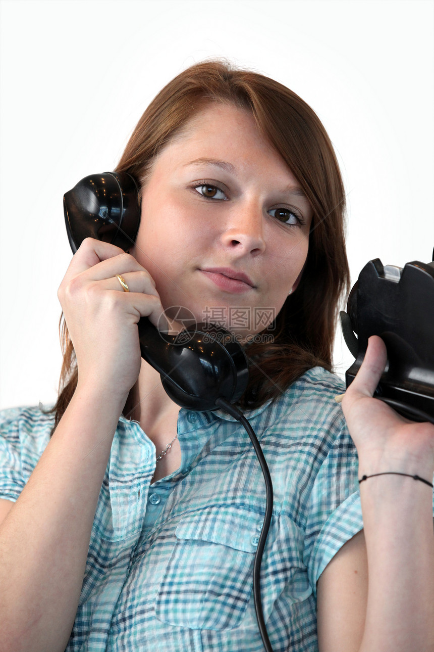 年轻女性在电话上说话旋转听筒拨号女士讲话喉舌历史白色谈话呼叫者图片