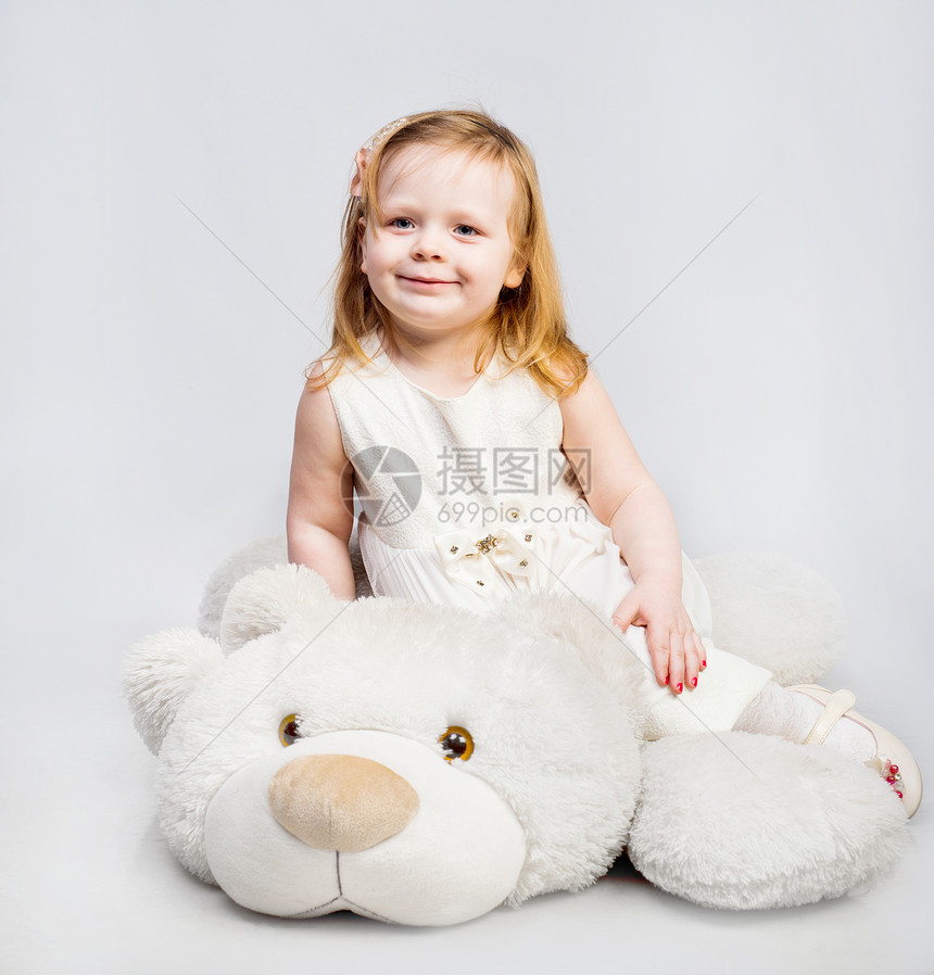 带着玩具熊的小女孩快乐拥抱婴儿女性乐趣女儿女孩动物童年玩具图片