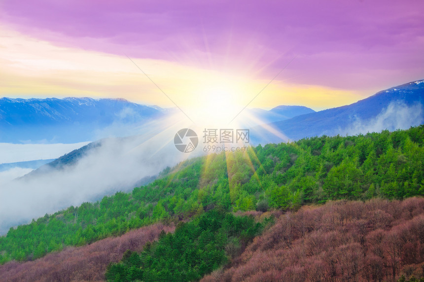 山中美丽的日落环境场景晴天射线天空蓝色太阳森林旅行阳光图片