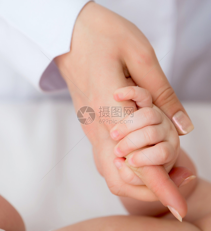 母亲用手指握着婴儿的手青年成人家庭孩子压痛女儿父母儿子身体皮肤图片