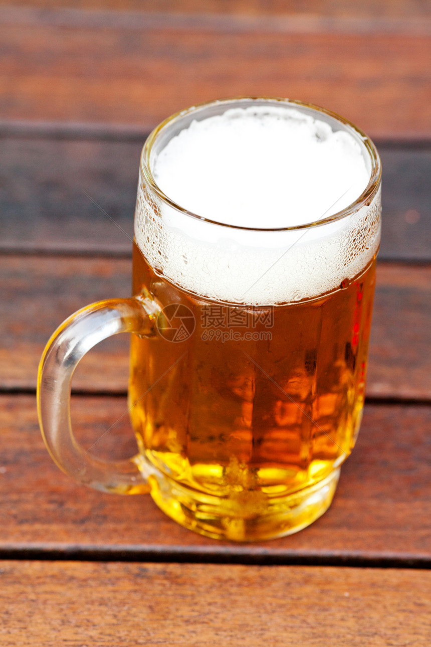 杯子上摆着轻啤酒餐厅花园木头玻璃托盘庆典琥珀色桌子酒吧酒精图片