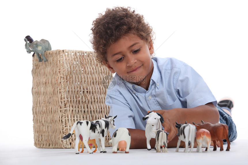 小男孩玩玩具动物的玩具游戏图片