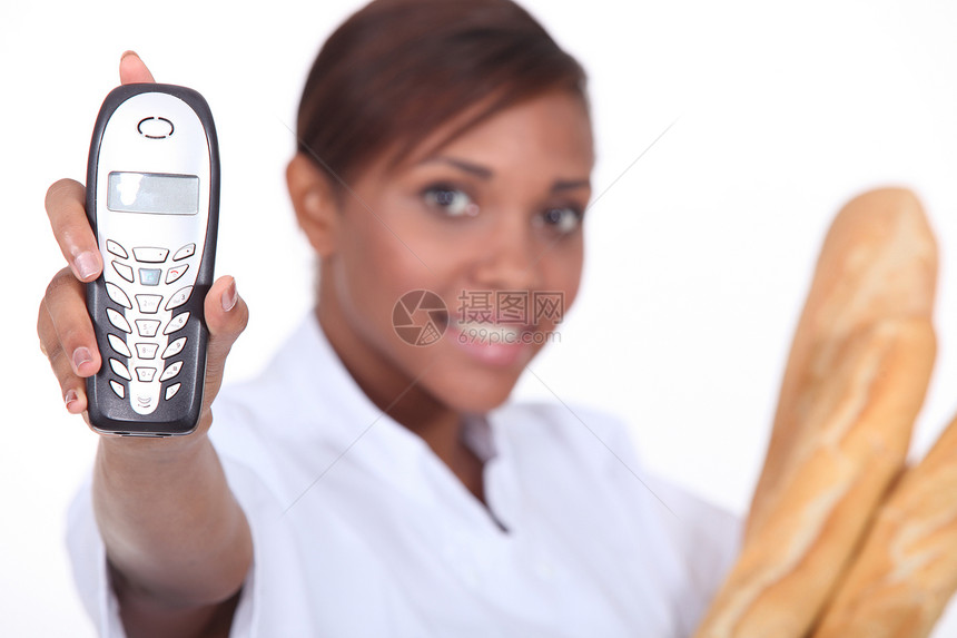 妇女面包师展示电话图片