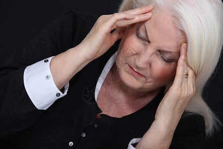 头头痛的老年妇女女性中年苦难困惑女士压力死亡寡妇退休寂寞悲伤高清图片素材
