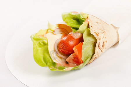加香肠和蔬菜的玉米饼黄瓜食物午餐小吃背景图片