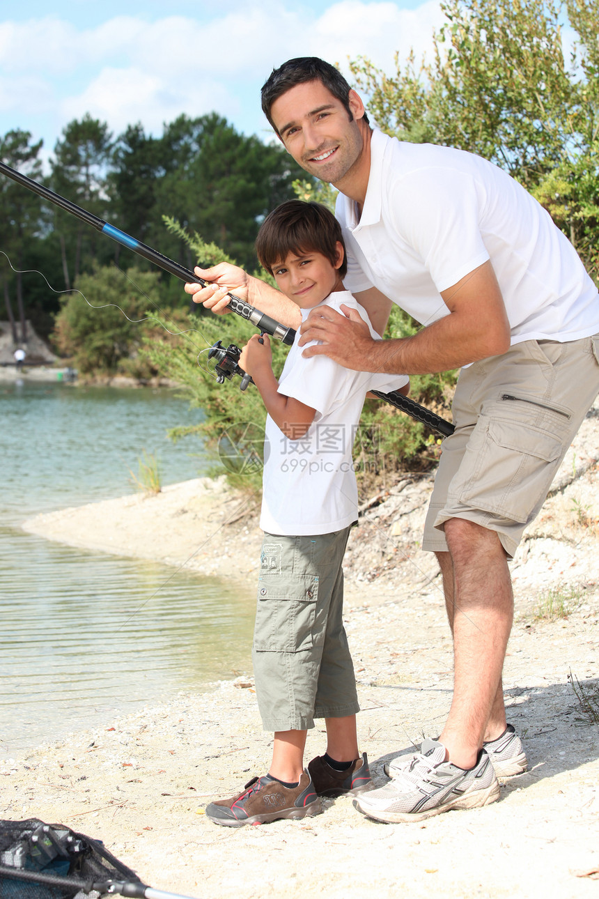 父亲和儿子捕鱼支撑娱乐渔夫运动钓鱼裤子孩子乐趣男人生活图片