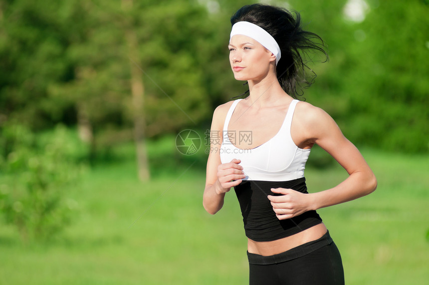 在绿色公园中奔跑的妇女闲暇女性青年森林精力行动活力瑜伽女士慢跑图片
