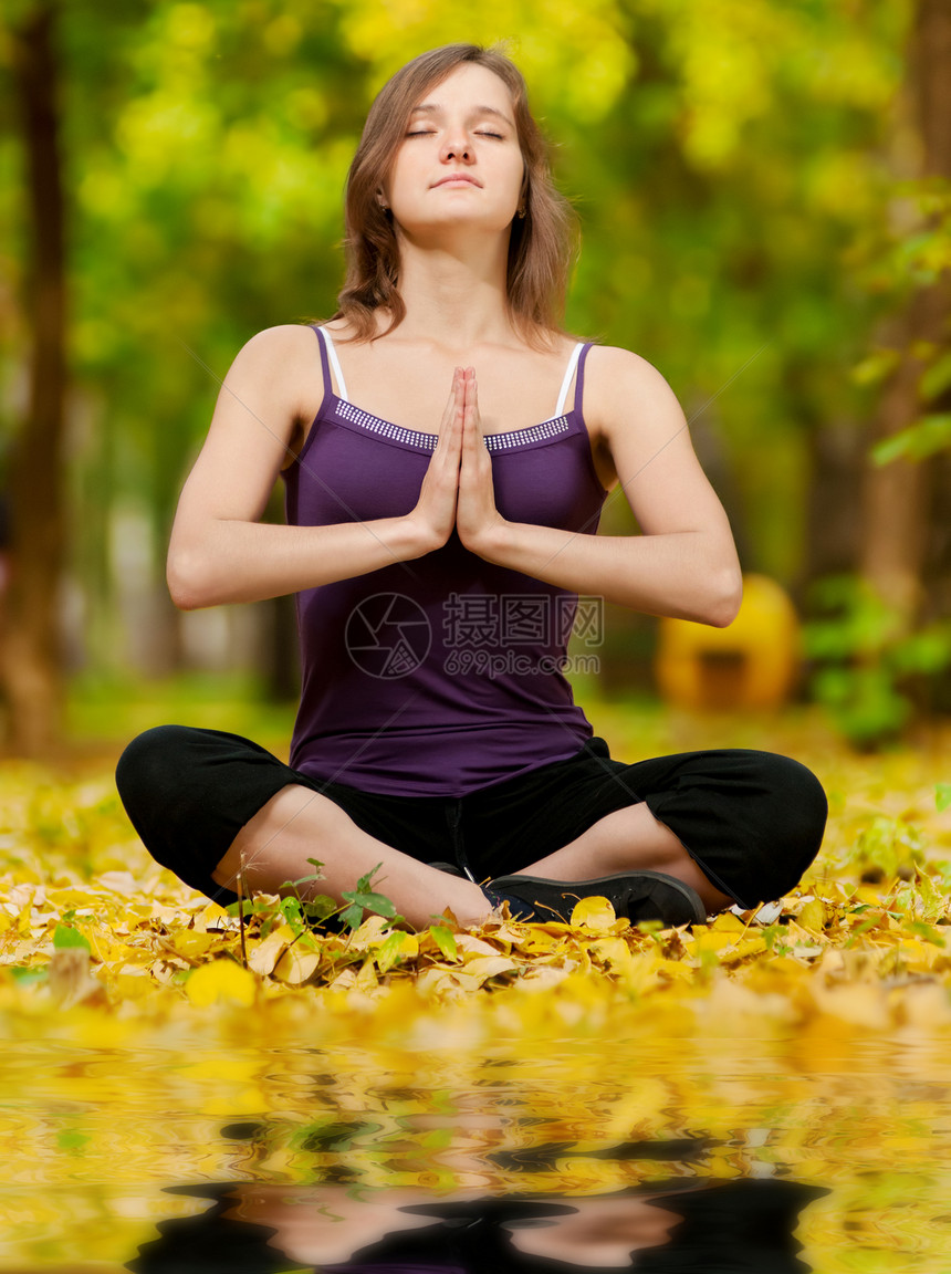 在秋季公园做瑜伽锻炼的妇女喜悦姿势娱乐花园冥想数字女性卫生女孩保健图片