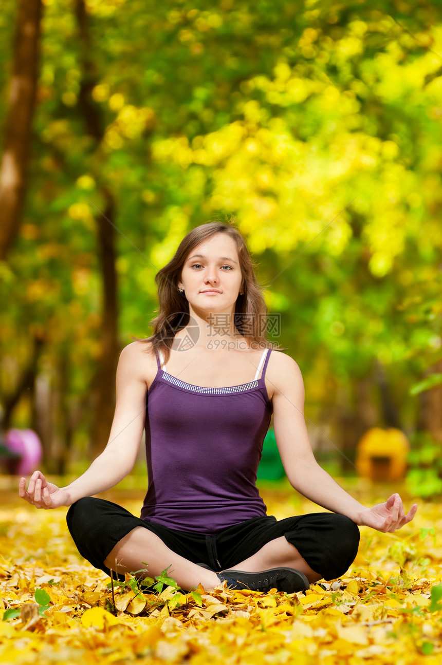 在秋季公园做瑜伽锻炼的妇女平衡数字森林身体女性体操专注保健娱乐女士图片