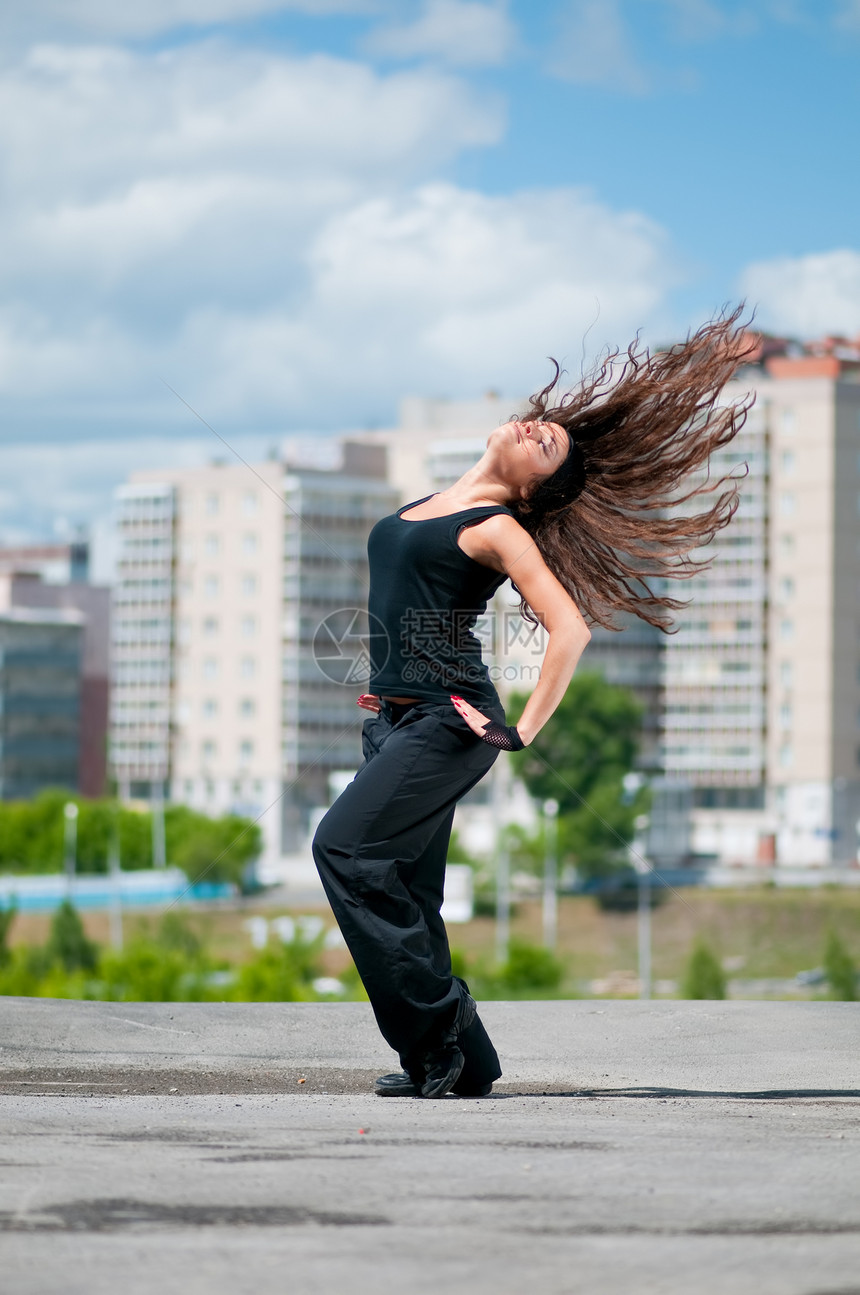 美丽女孩在城市风景中现代舞蹈风格街道女士头发活力特技青少年快乐女性舞蹈家女孩图片