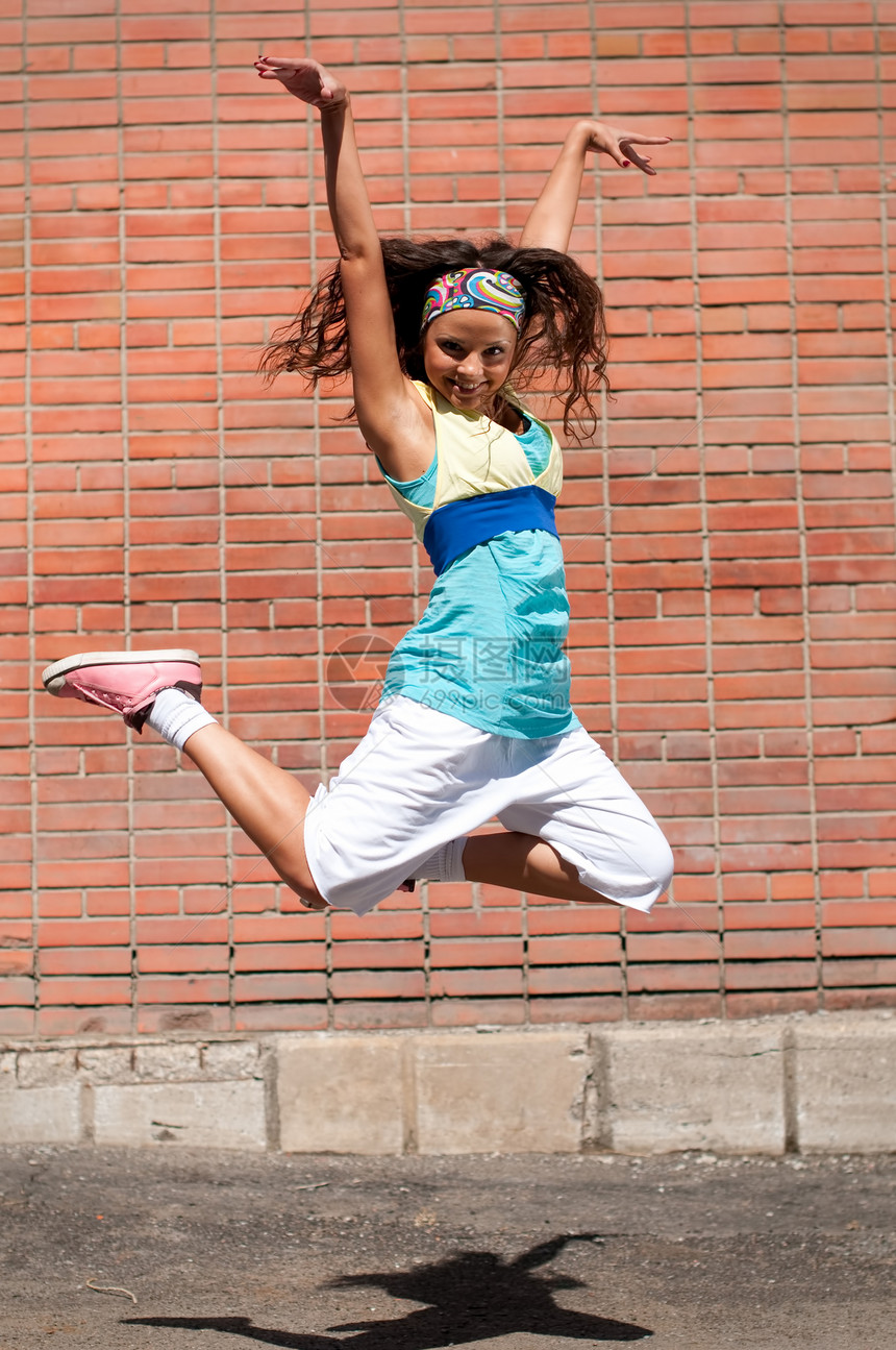 美丽的少女女孩在跳嘻哈舞特技运动员自由城市霹雳舞成人说唱女士女性运动图片