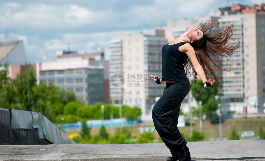 美丽的女孩在城市风景中跳嘻哈舞成人女性霹雳舞天空运动舞蹈家活力青少年街道魅力图片
