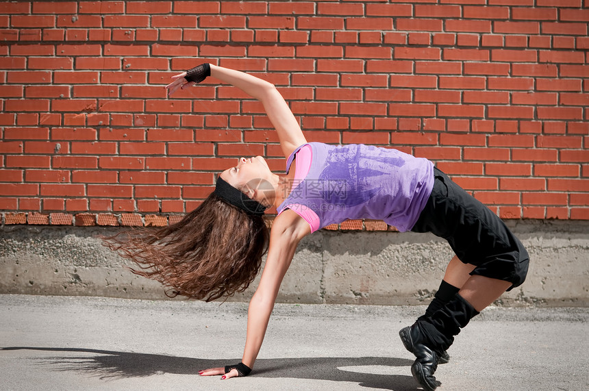 美丽的少女女孩在跳嘻哈舞头发活力快乐霹雳舞女士城市舞蹈家女性成人运动员图片
