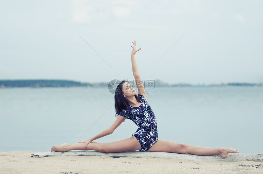 年轻体操运动员女孩在海滩上跳舞丝带青少年海洋幸福女士舞蹈天空孩子演员运动图片