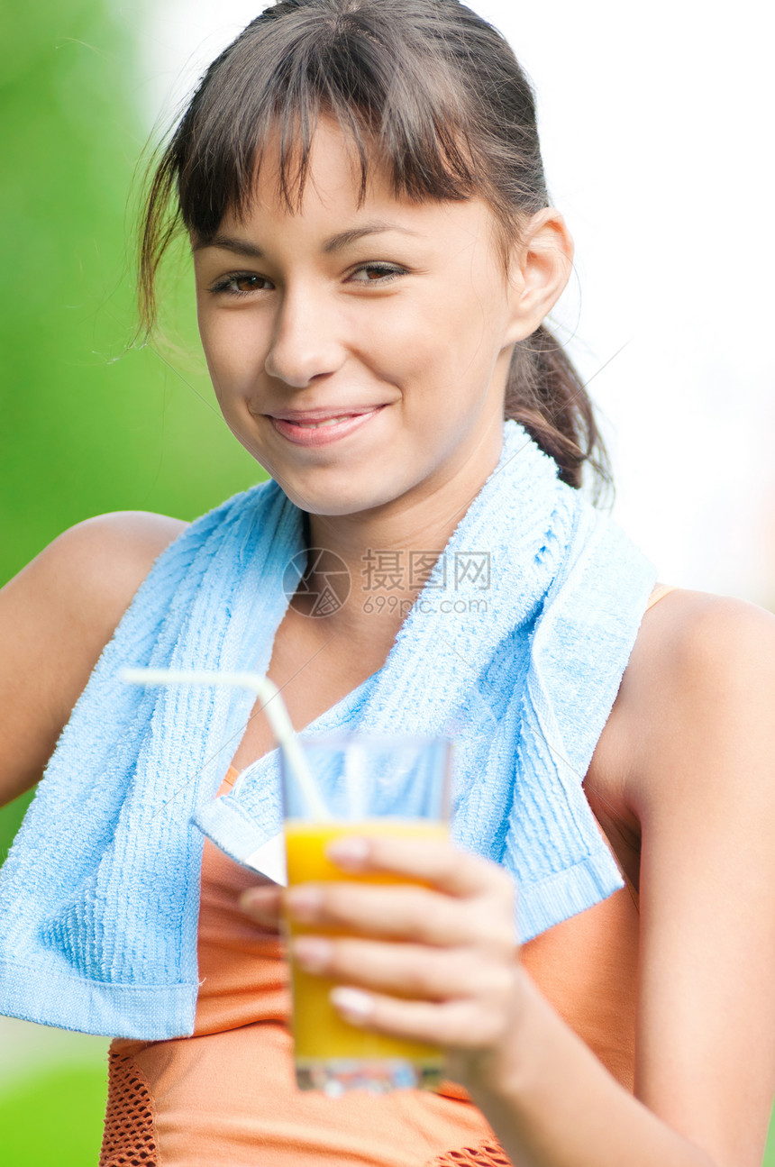 女孩锻炼后喝果汁蓝色运动运动装活力跑步口渴公园火车女性女士图片