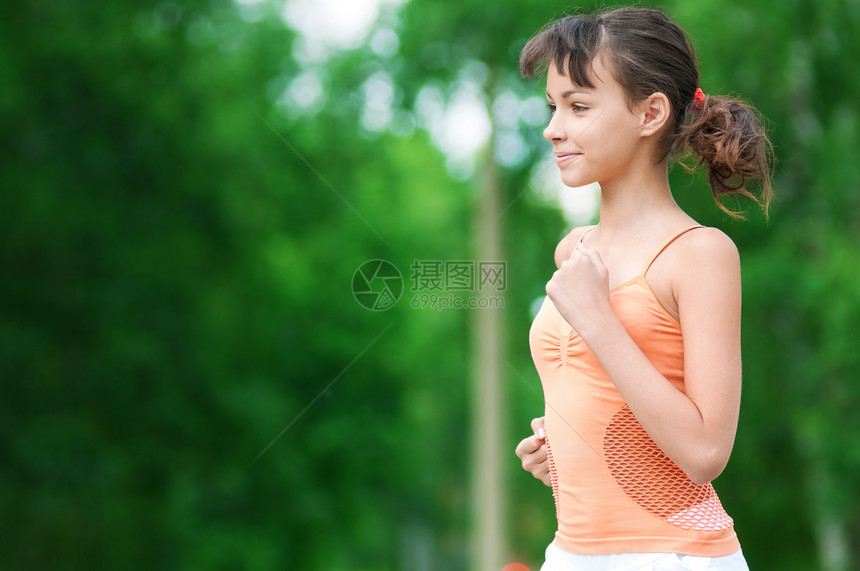 少女在绿色公园中奔跑街道娱乐女孩运动员头发运动装森林跑步赛跑者青少年图片