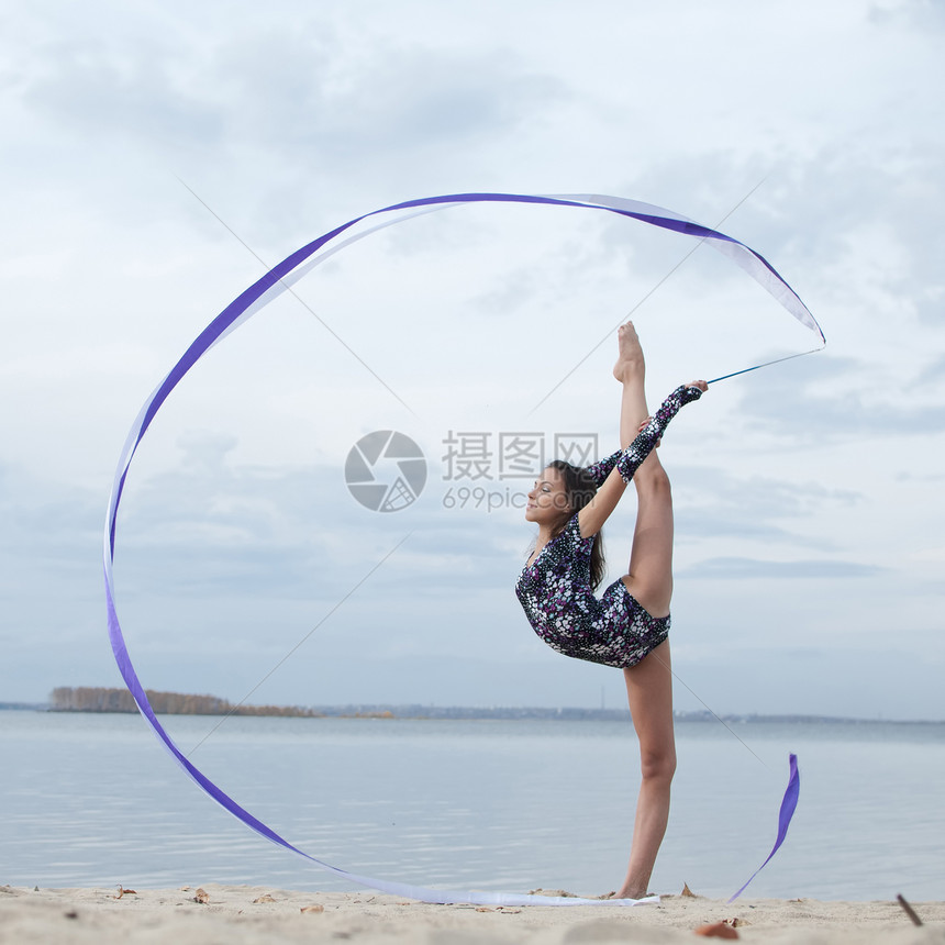 年轻体操女子与丝带跳舞幸福女性运动训练青少年运动员生活海洋比基尼乐队图片