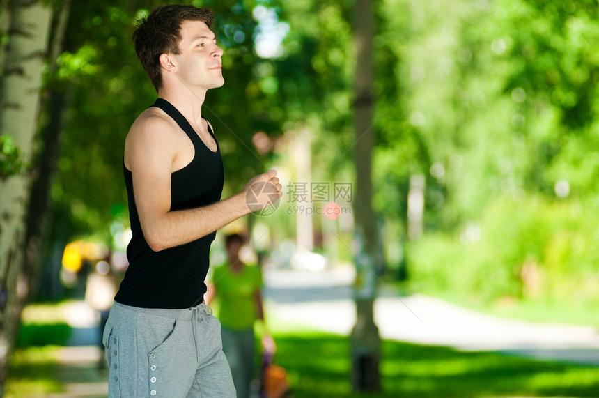 年轻人在公园里慢跑青年运动装运动环境训练快乐娱乐行动男人叶子图片