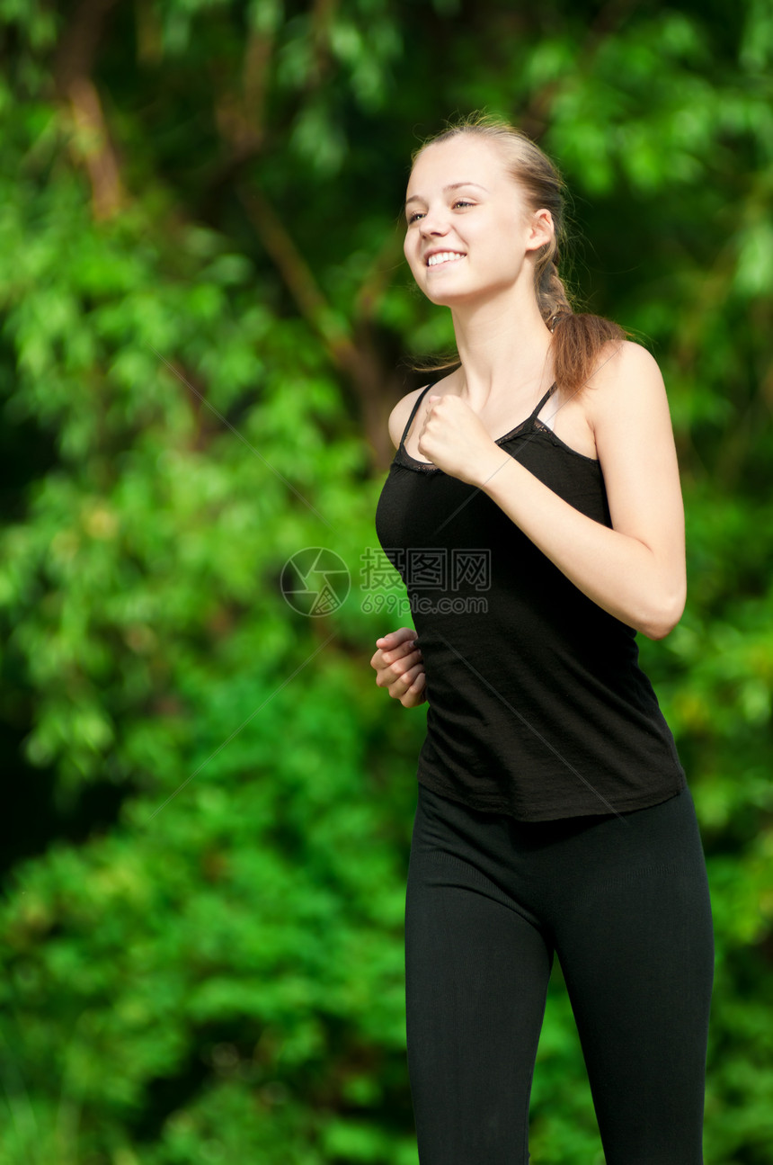 青年女子在绿色公园中奔跑公园闲暇自由环境训练慢跑者娱乐青少年行动女性图片