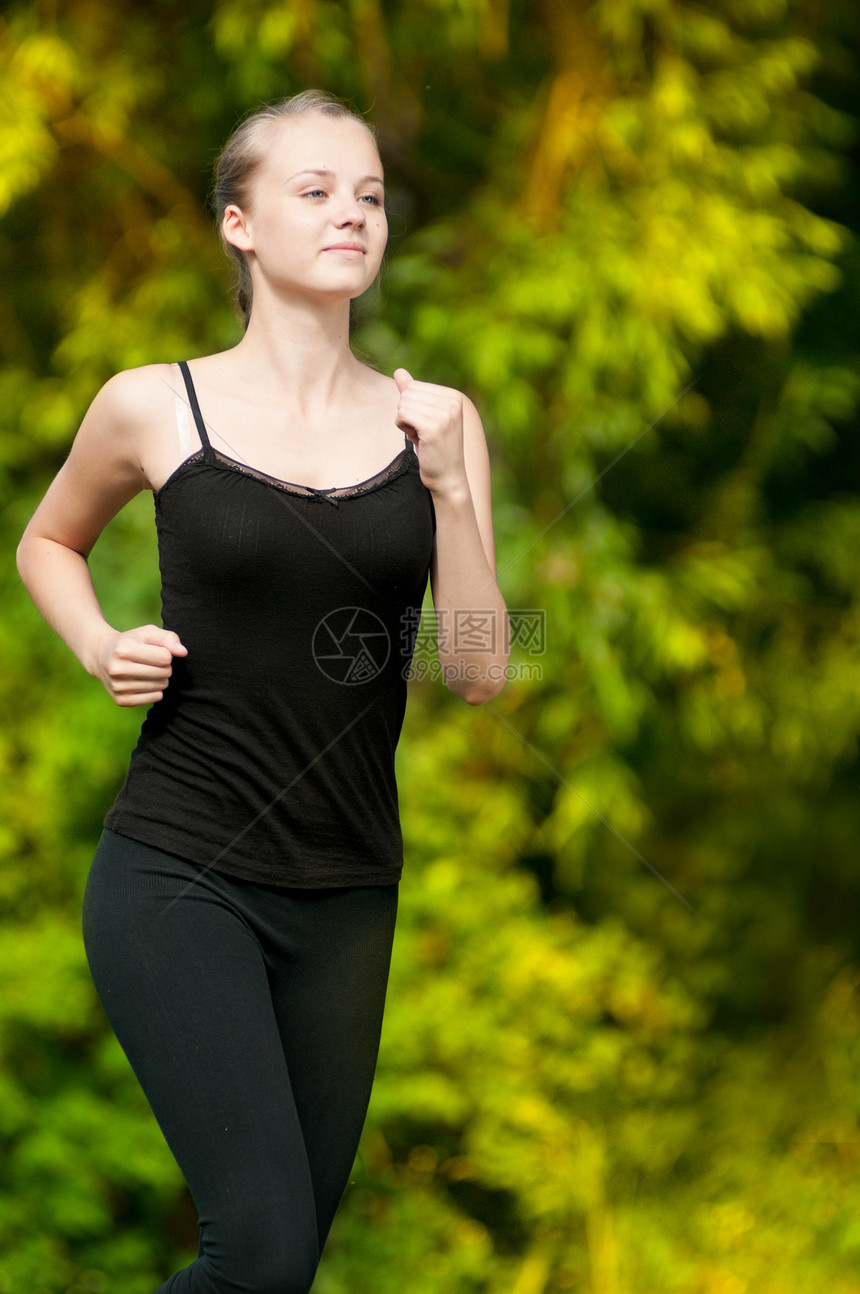 青年女子在绿色公园中奔跑幸福运动女性活动身体季节青少年女士精力慢跑者图片