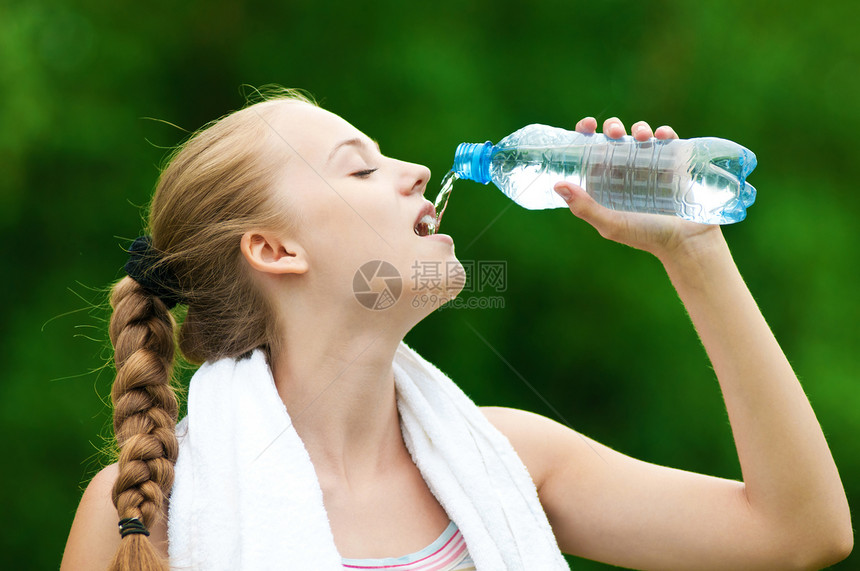 妇女运动后饮用水供应情况瓶子火车蓝色运动员训练福利女性口渴赛跑者活力图片