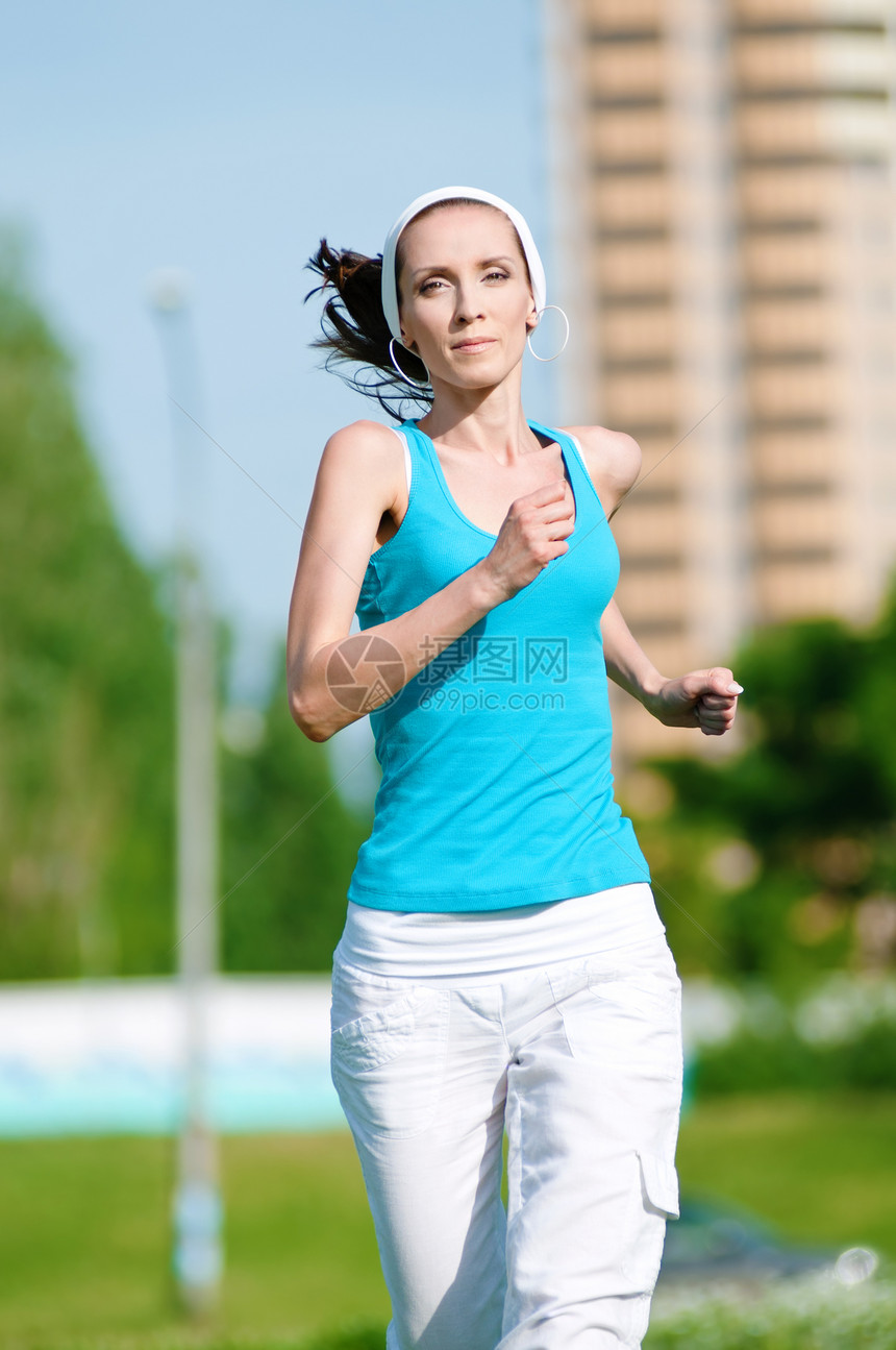 美丽的女子在绿色公园中奔跑身体公园活力姿势运动员女孩青少年闲暇自由慢跑者图片