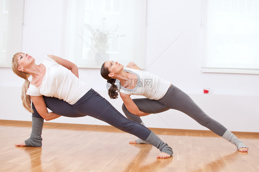 在健身房做瑜伽锻炼的妇女俱乐部有氧运动讲师体操培训师团体教练力量中心娱乐图片