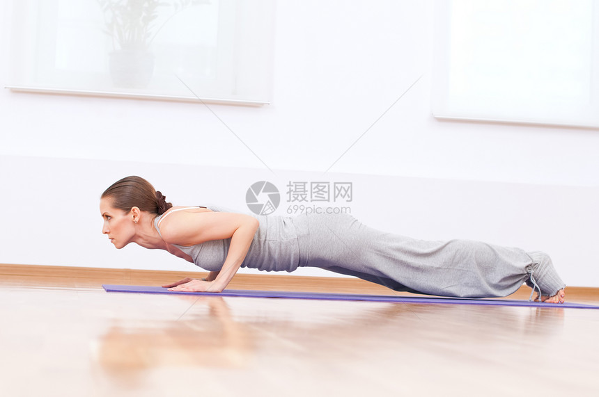 在体育馆做伸展瑜伽锻炼的妇女体操闲暇调解运动火车健身房力量中心专注活力图片