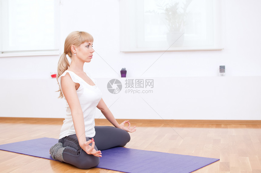 在体育馆做伸展瑜伽锻炼的妇女身体女士火车专注健身房运动闲暇有氧运动俱乐部运动装图片