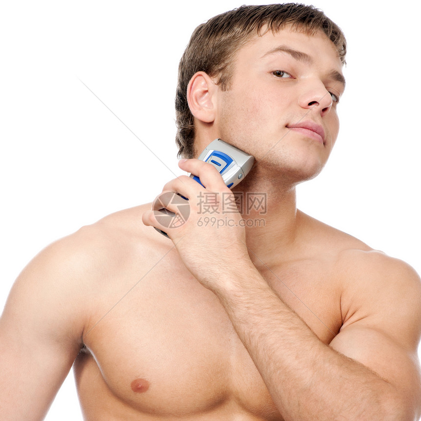 一个年轻英俊男子刮胡子的肖像牙齿卫生剃须刀护理胡须青年皮肤眼睛男生洗澡图片