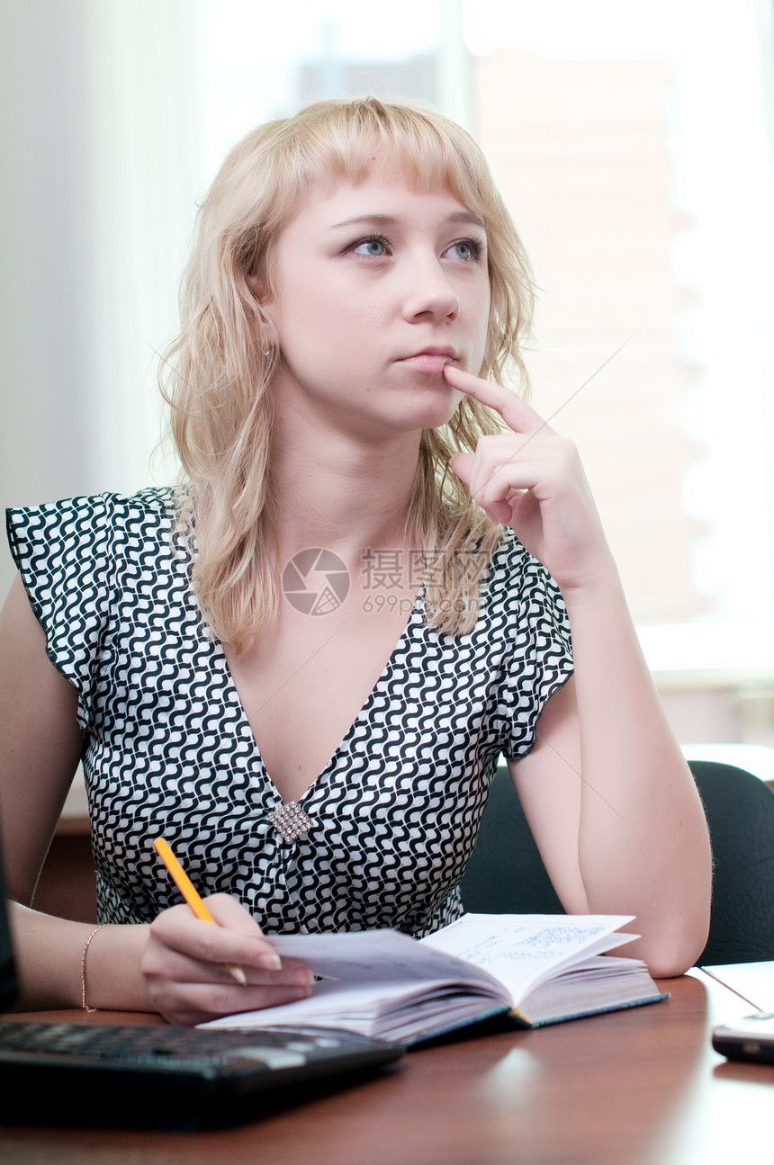 可爱年轻商业女郎的特写肖像工人写作商业金融键盘裙子监视器女性椅子商务图片