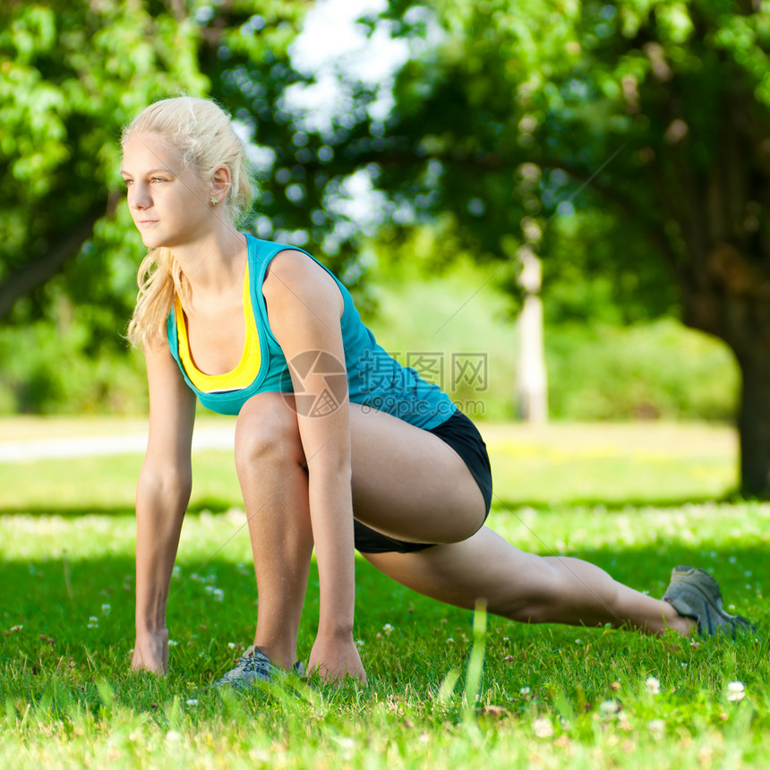 做瑜伽锻炼的年轻妇女运动活力女士女孩自由运动员娱乐运动装公园森林图片