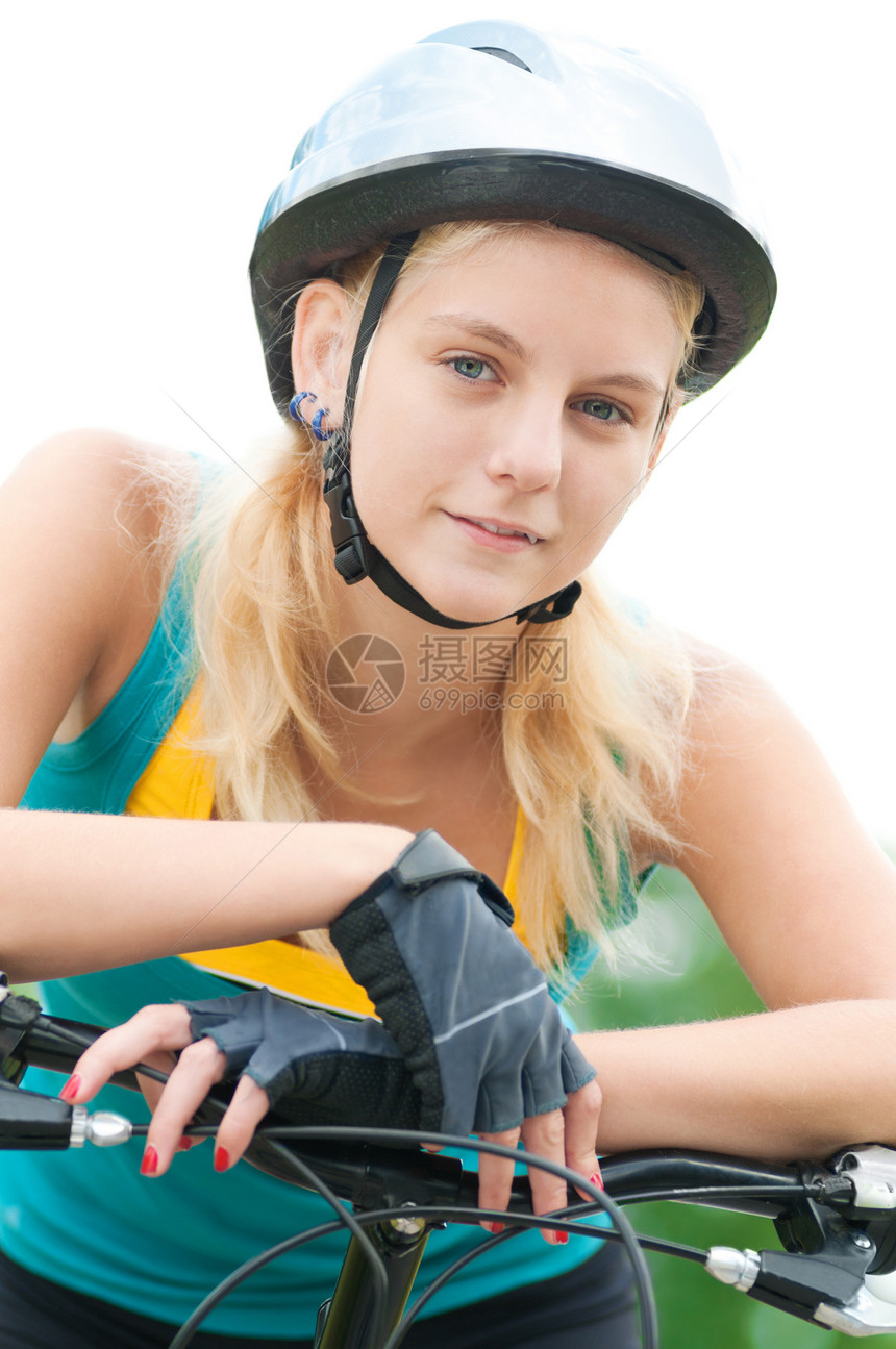 骑自行车的年轻微笑的女人运动员活动驾驶慢跑者运动季节头盔活力女孩运动装图片