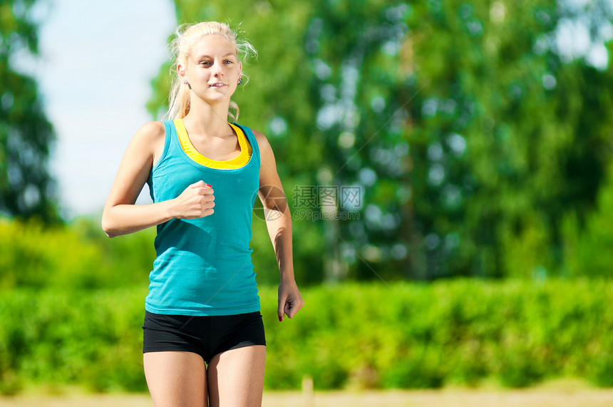 青年女子在绿色公园中奔跑跑步赛跑者饮食头发活力慢跑精力训练女性森林图片