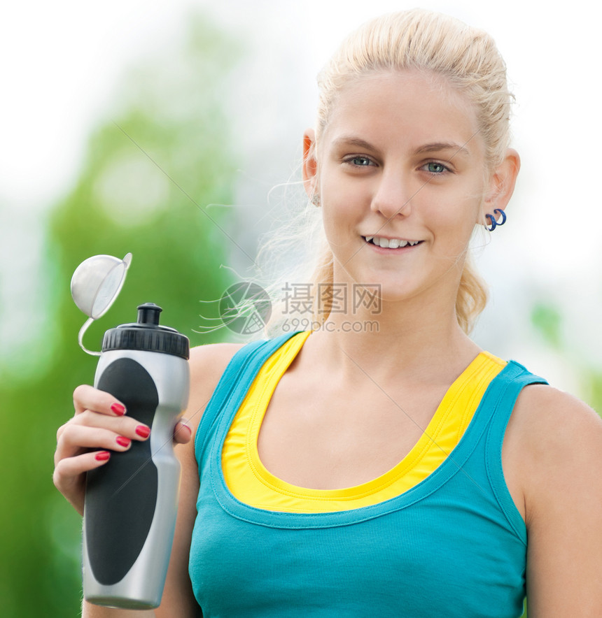 妇女运动后饮用水供应情况矿物蓝色运动员跑步有氧运动女士瓶子火车身体公园图片