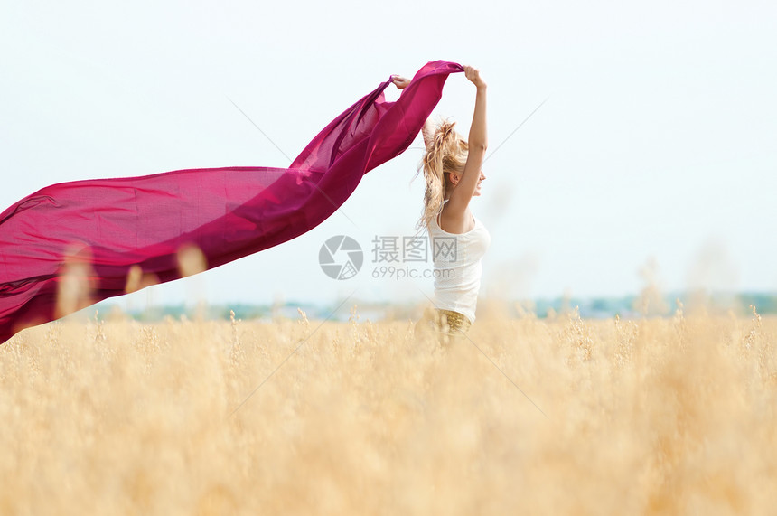 在小麦田野外野餐的快乐女人晴天野餐运动金子自由空气国家织物闲暇小麦图片
