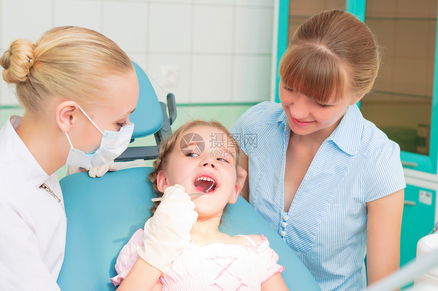 女牙医检查儿童情况访问矫正牙科手术病人口腔科幸福诊所团体女孩图片