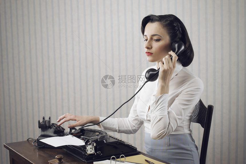 妇女通过电话在办公桌上聊天水平秘书乡愁复兴风格女子旋转成人复古商务图片