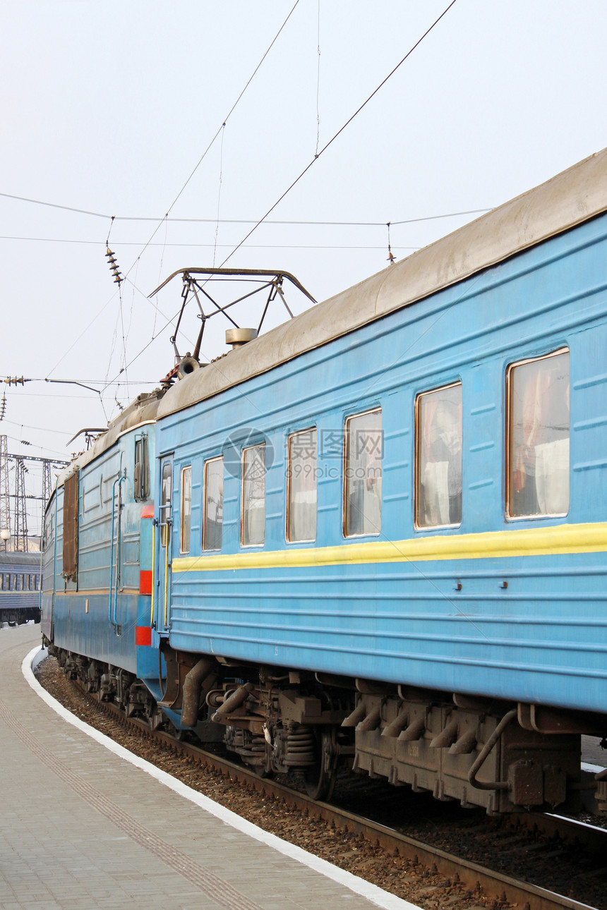 载客列车乘客车站火车站蓝色旅行平台运输旅客图片