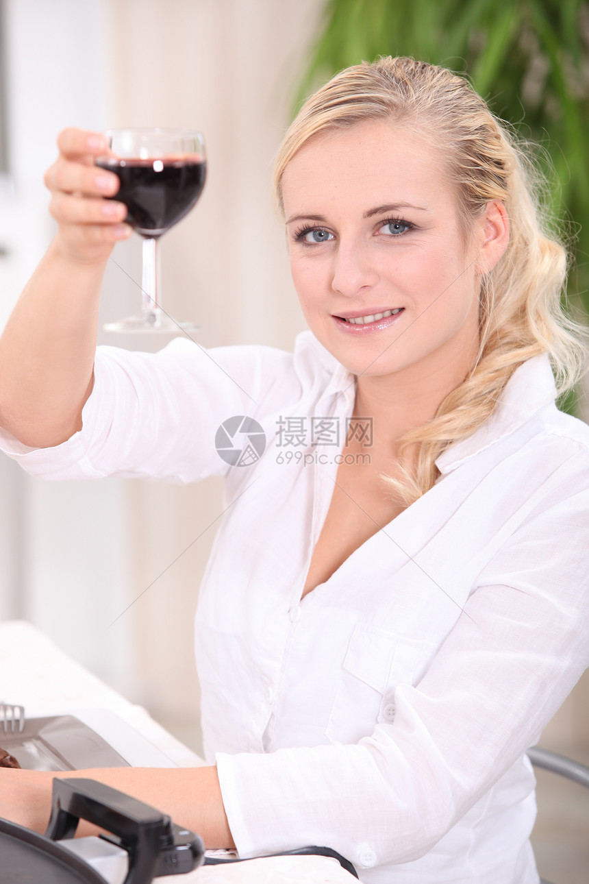 金发女人喝红酒营养玻璃美丽护理午餐身体女士金发女郎相机乐趣图片
