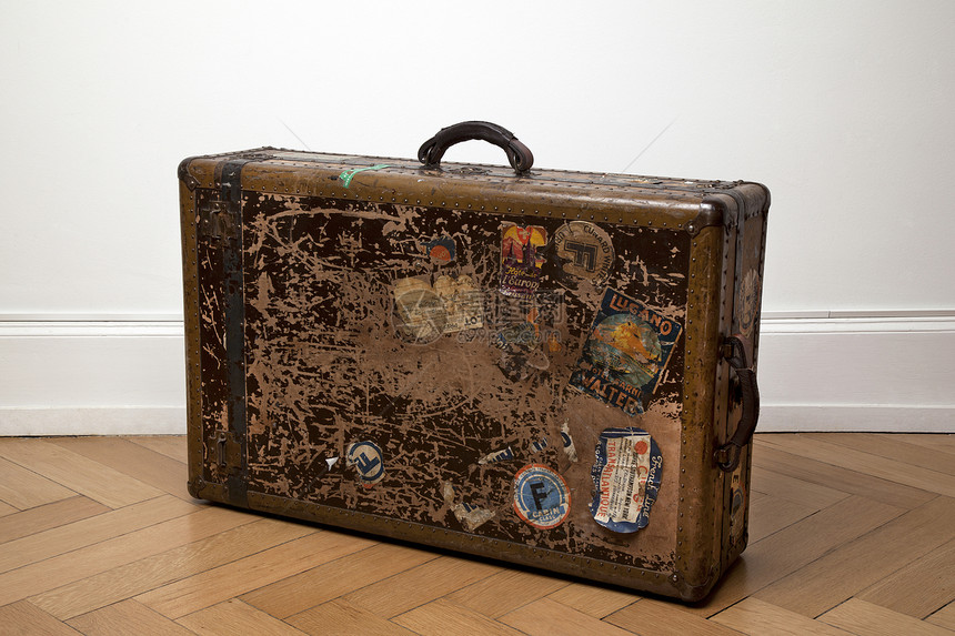 带有标签的旧手提箱旅行家居行李物体用品对象设备背景图片