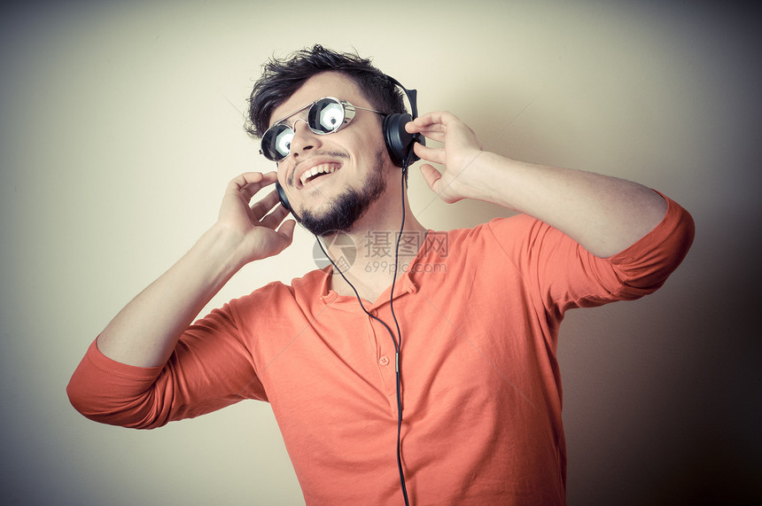 听音乐的时尚男子立体声耳机唱歌玩家音乐播放器享受潮人技术青年娱乐图片