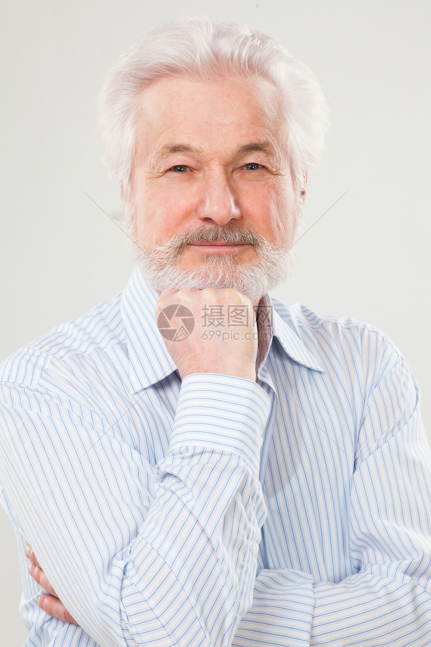 留胡子的英俊长胡子老人老年喜悦胡须祖父男人男性灰色白色头发微笑图片